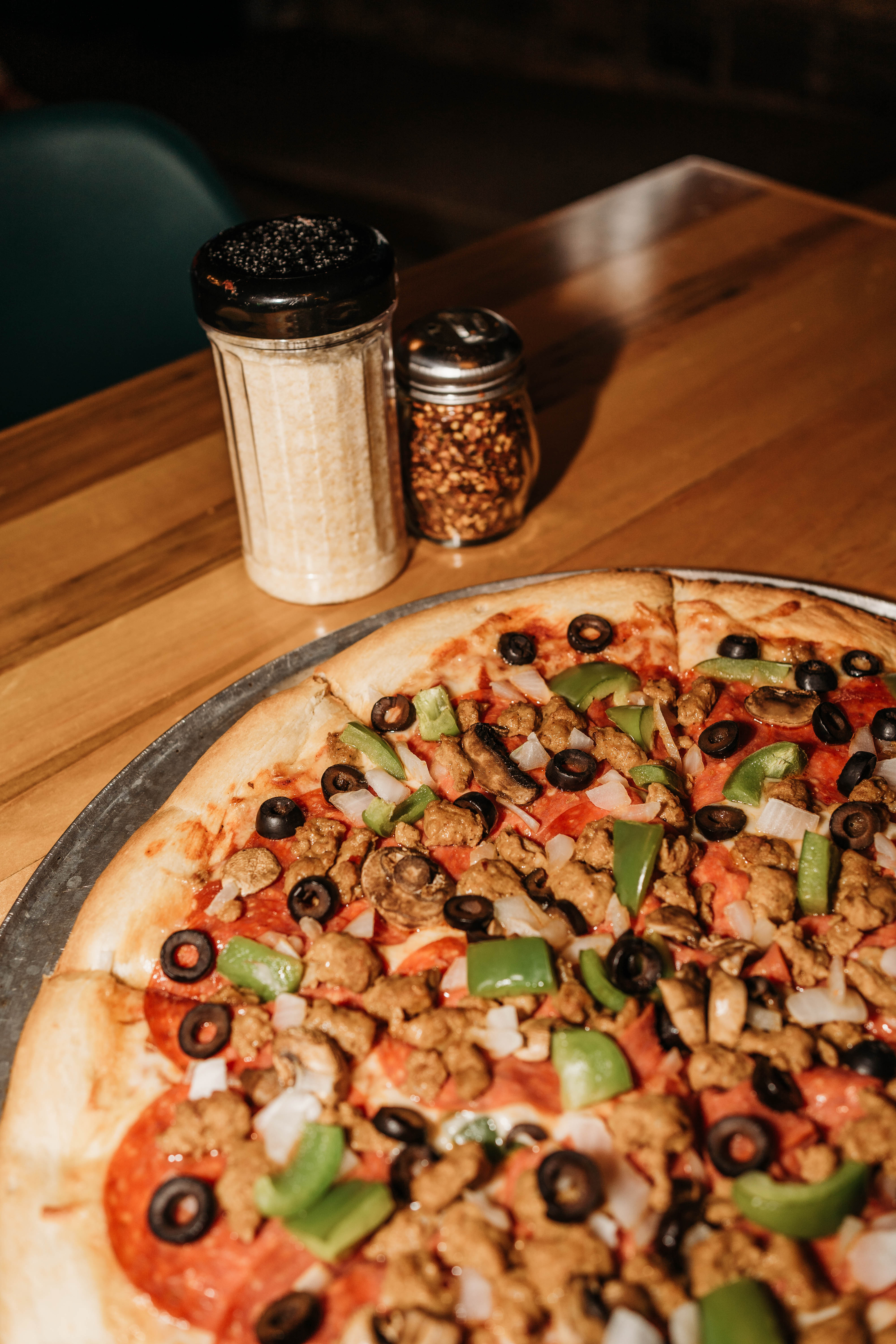 16" supreme pizza with cheese and red pepper flakes