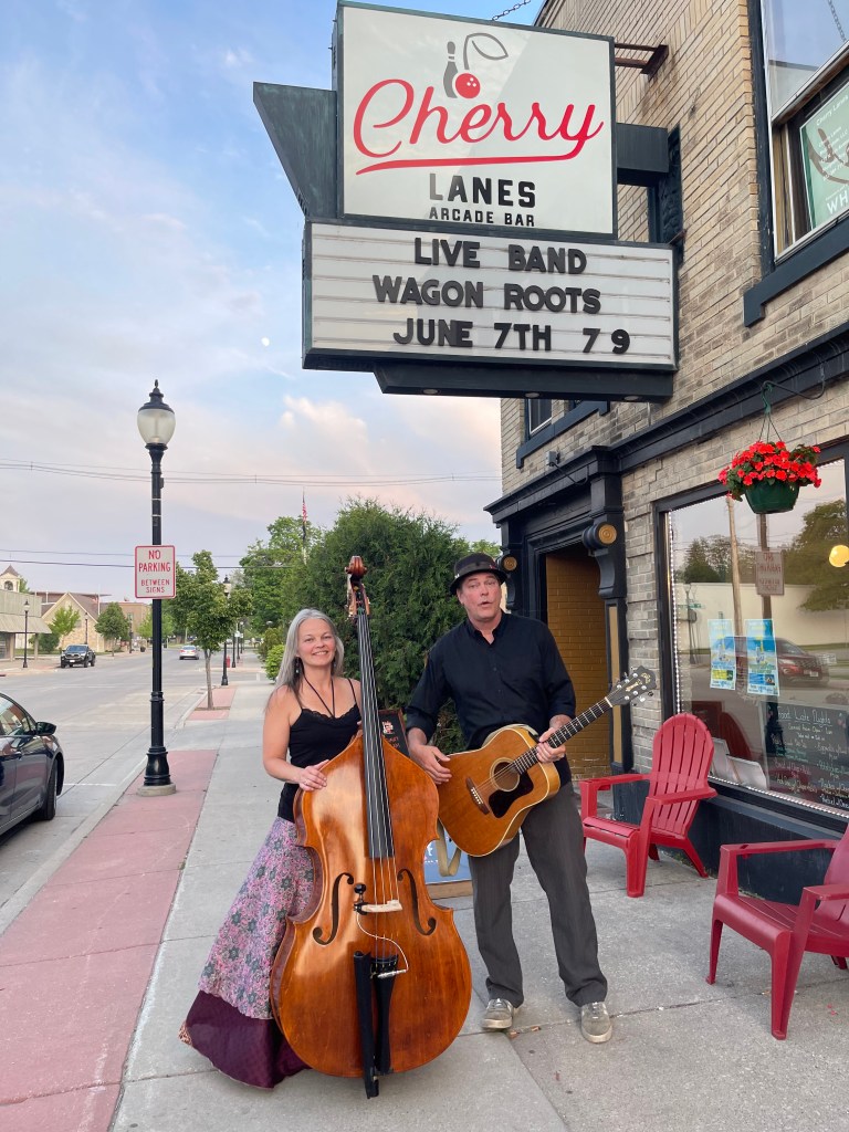 Musicians, Wagon Root, in front of Cherry Lanes Arcade Bar in Sturgeon Bay